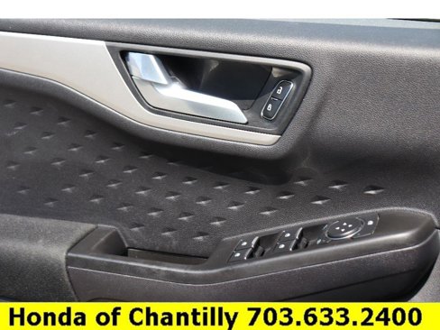 Used 2020 Ford Escape SE image 18