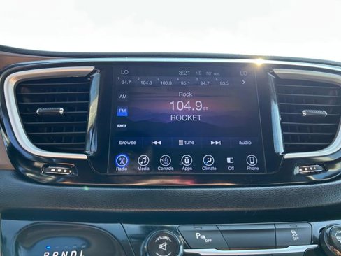 Certified 2017 Chrysler Pacifica Touring-L image 12