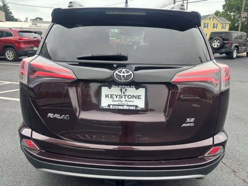 Used 2017 Toyota RAV4 SE image 3