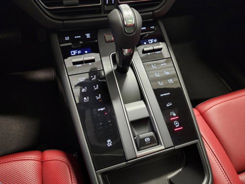 Used 2025 Porsche Macan image 18