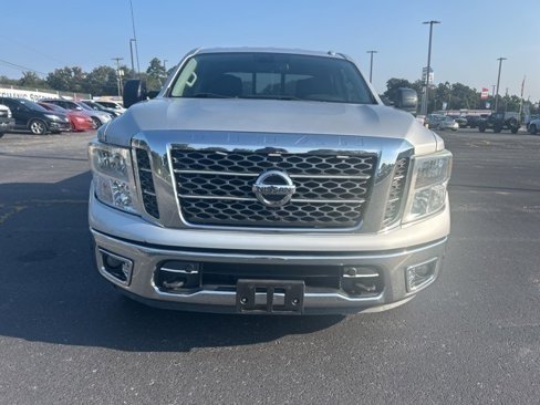 Used 2017 Nissan Titan SV image 7