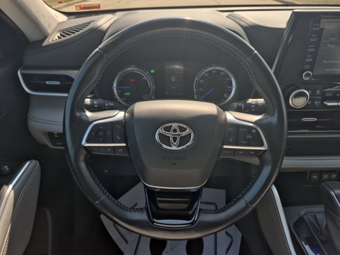 Used 2021 Toyota Highlander LE image 18