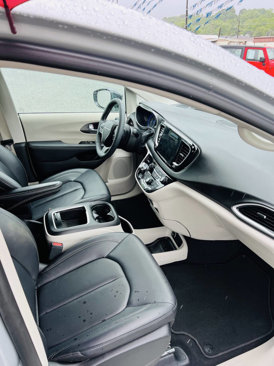 Used 2024 Chrysler Pacifica Touring-L image 10