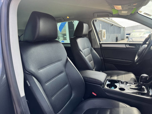 Used 2014 Volkswagen Touareg Sport image 33