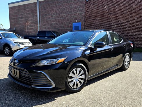 Used 2021 Toyota Camry LE image 3