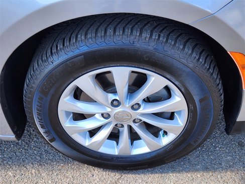 Used 2018 Chrysler Pacifica Touring-L image 17