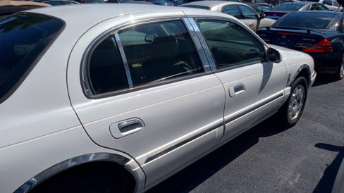 Used 2001 Lincoln Continental image 4