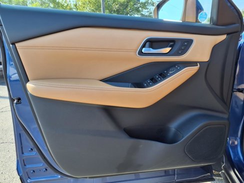 Used 2021 Nissan Rogue Platinum image 12