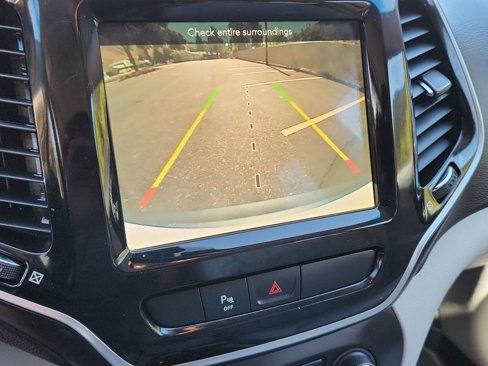 Used 2019 Jeep Cherokee Limited image 25