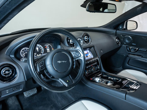 Used 2016 Jaguar XJ R image 18