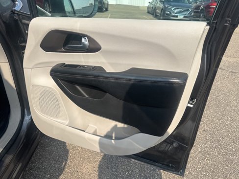 Used 2019 Chrysler Pacifica Touring-L image 10