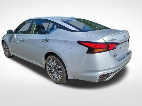 Used 2023 Nissan Altima 2.5 SV w/ SV Premium Package image 3