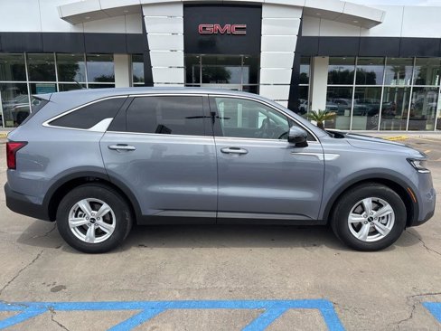 Used 2023 Kia Sorento LX image 8
