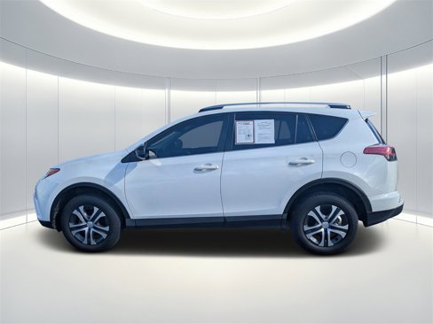 Used 2018 Toyota RAV4 LE image 6