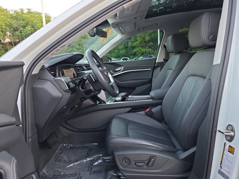 Used 2021 Audi e-tron Premium w/ Convenience Plus Package image 26