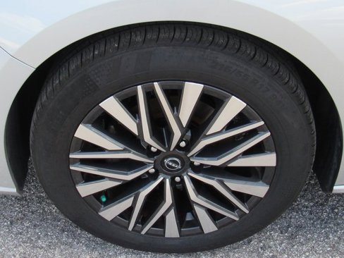 Used 2023 Nissan Altima 2.5 SV image 9