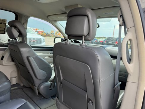 Used 2010 Volkswagen Routan SE image 20