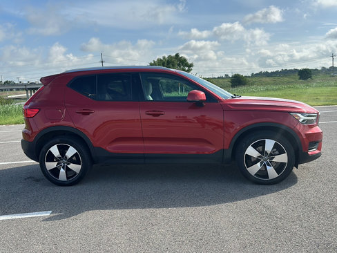 Used 2020 Volvo XC40 T5 Momentum w/ Protection Package Premier image 9