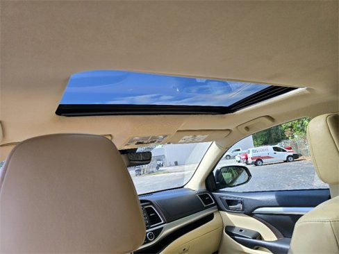 Used 2019 Toyota Highlander XLE image 7