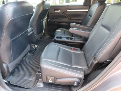 Used 2017 Toyota Highlander XLE image 32
