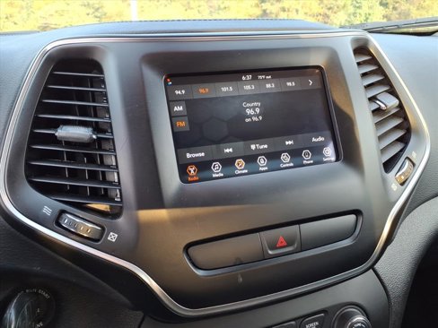 Certified 2019 Jeep Cherokee Latitude w/ Cold Weather Group image 14