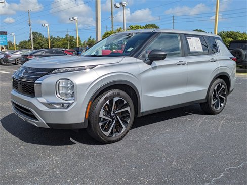 Used 2022 Mitsubishi Outlander SE image 2