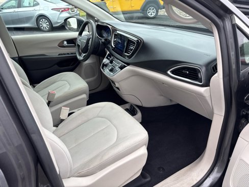 Used 2017 Chrysler Pacifica Touring image 33