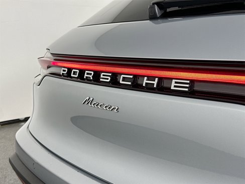 Certified 2022 Porsche Macan image 17