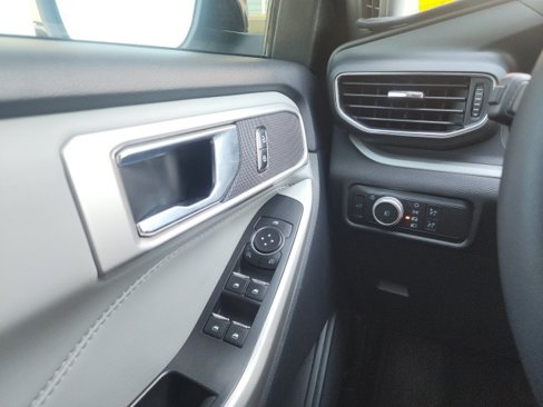 Used 2022 Ford Explorer XLT w/ Equipment Group 202A image 37