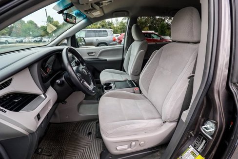 Used 2015 Toyota Sienna LE image 30