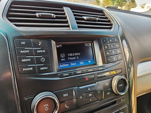 Used 2016 Ford Explorer XLT image 4