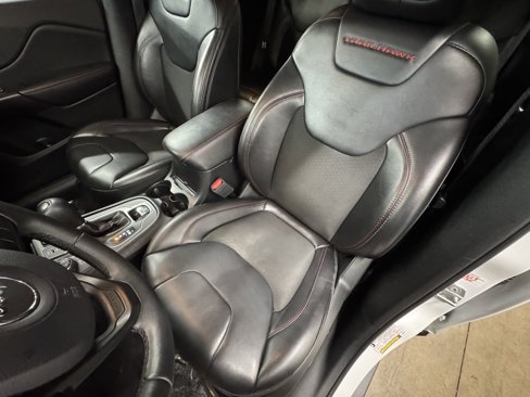 Used 2019 Jeep Cherokee Trailhawk image 16