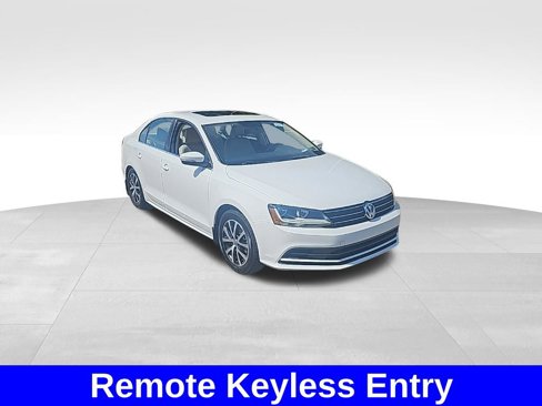 Used 2017 Volkswagen Jetta SE image 3