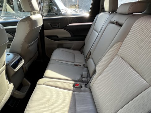 Used 2015 Toyota Highlander LE image 31