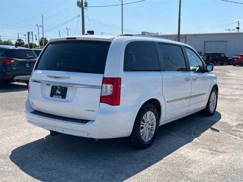 Used 2014 Chrysler Town & Country Limited w/ Luxury Group image 5
