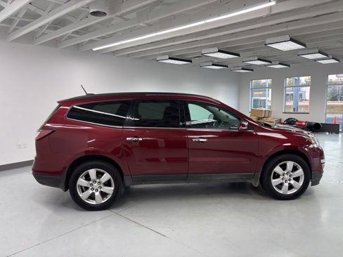 Used 2017 Chevrolet Traverse LT w/ Style and Technology Package image 12