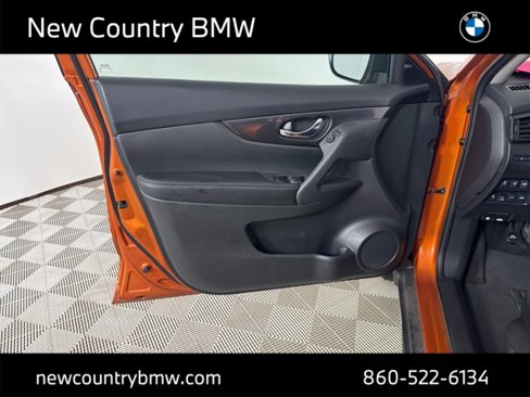 Used 2017 Nissan Rogue SV w/ SV Family Package image 17