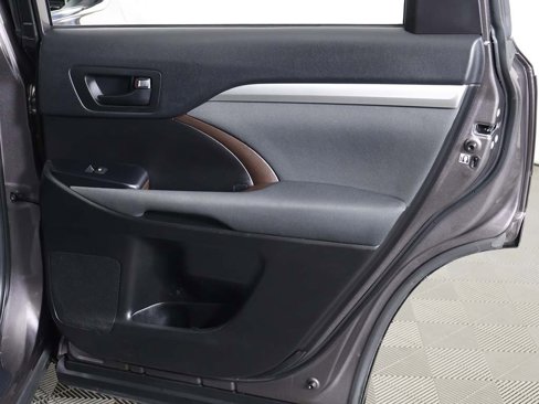 Used 2019 Toyota Highlander LE image 23