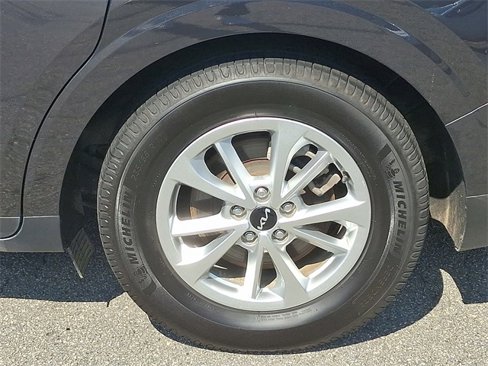Used 2023 Kia Carnival LX image 8