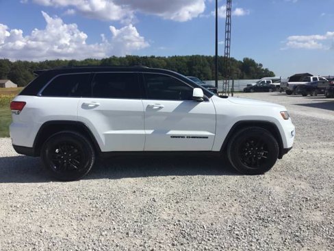 Used 2018 Jeep Grand Cherokee Laredo image 2