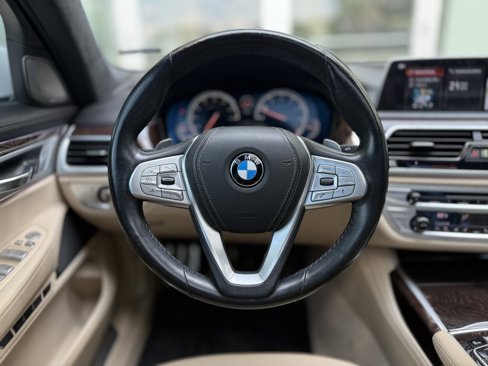 Used 2018 BMW 750i image 18
