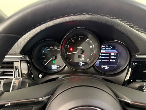 Certified 2024 Porsche Macan image 36