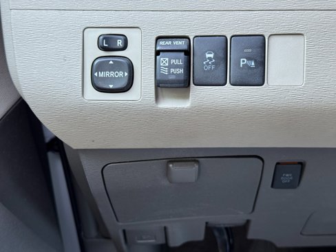 Used 2011 Toyota Sienna XLE image 17