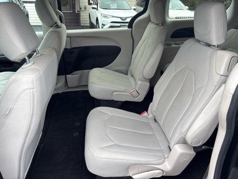 Used 2017 Chrysler Pacifica Touring image 26