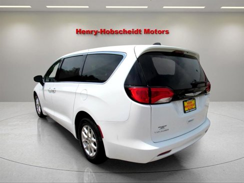Used 2022 Chrysler Voyager LX image 7