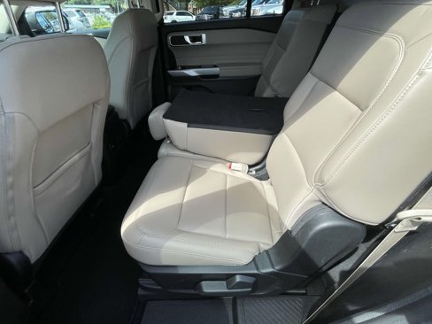 Used 2024 Ford Explorer XLT w/ Equipment Group 202A image 9