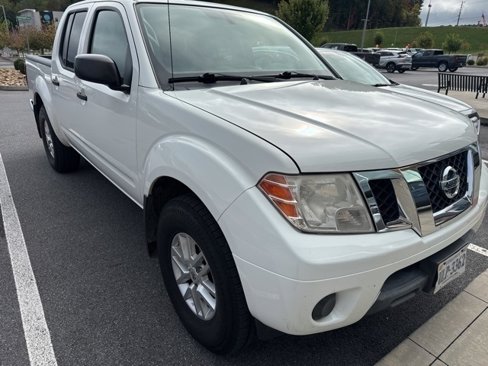 Used 2019 Nissan Frontier SV image 2