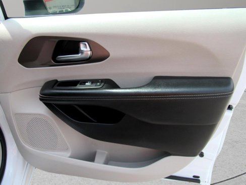 Used 2022 Chrysler Voyager LX image 38