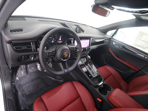 New 2025 Porsche Macan image 4