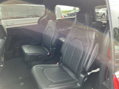 New 2025 Chrysler Pacifica Select image 3